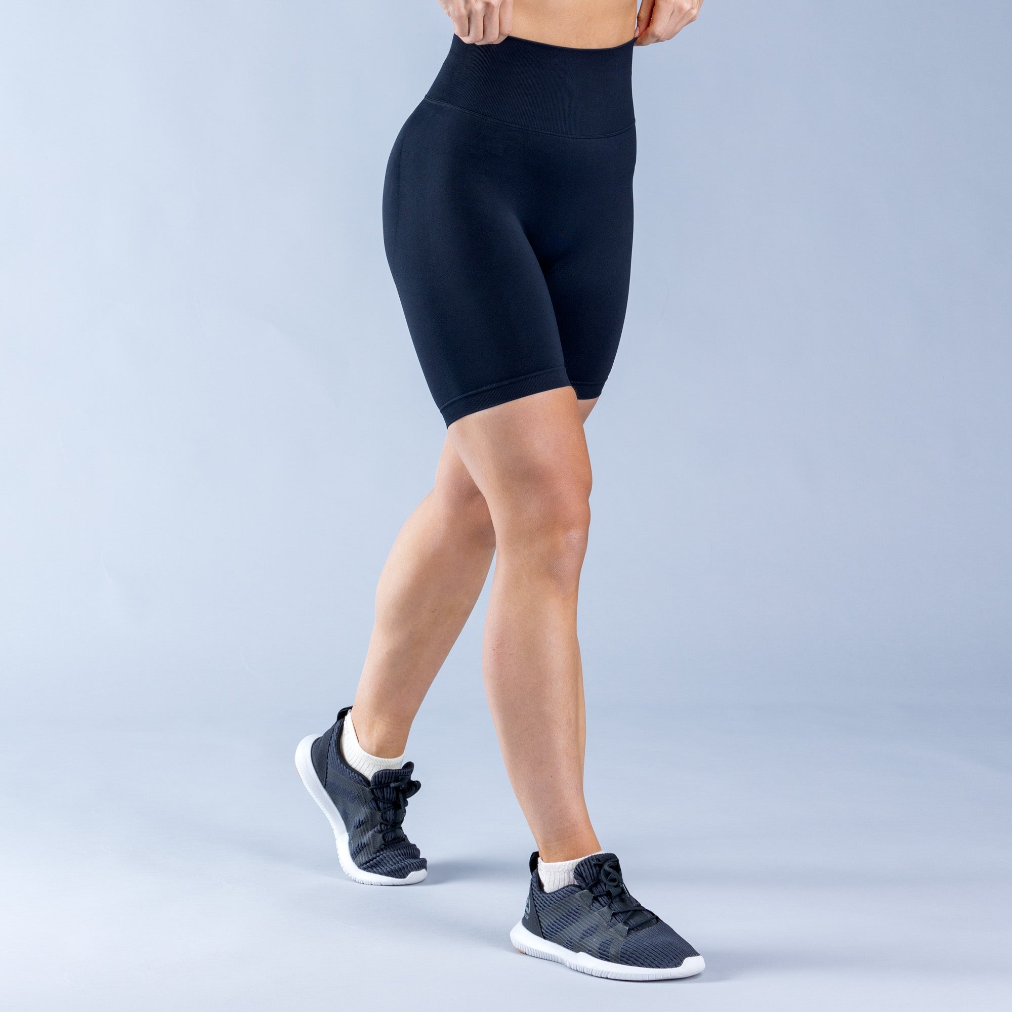 DFYNE Dynamic Kurze Hose Damen Schwarz | 675LUOEIR